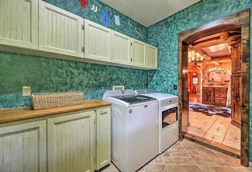 Eureka Springs Area Cabin W/ Deck + 7 Acres!