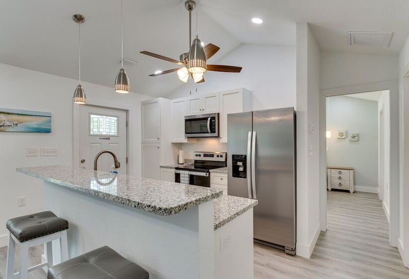 Gulf Breeze Home W/ Screened Porch: Near Beach!