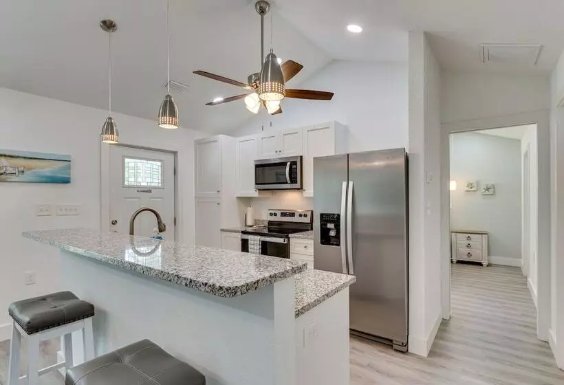Gulf Breeze Home W/ Screened Porch: Near Beach!