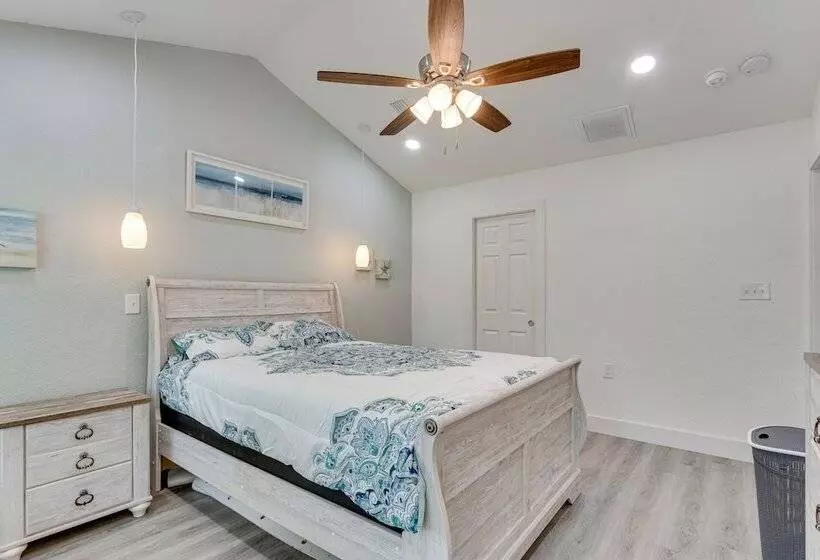Gulf Breeze Home W/ Screened Porch: Near Beach!