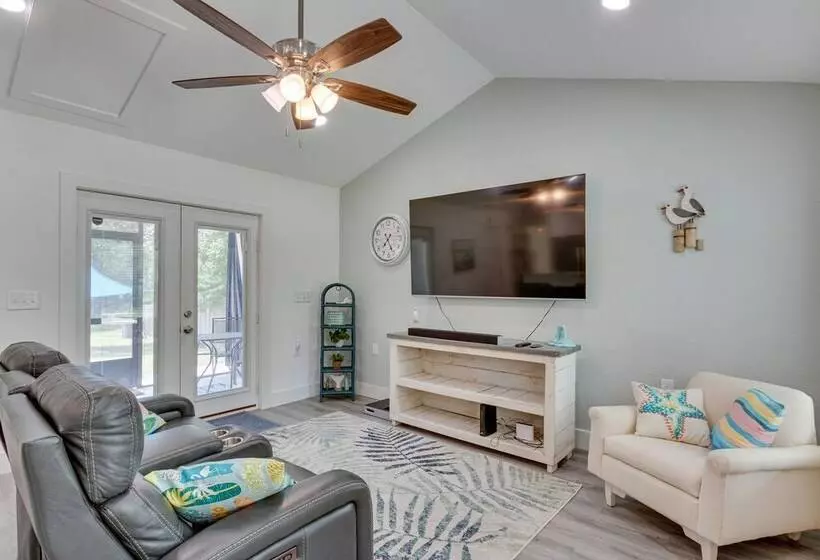 Gulf Breeze Home W/ Screened Porch: Near Beach!