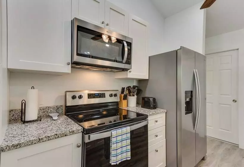 Gulf Breeze Home W/ Screened Porch: Near Beach!