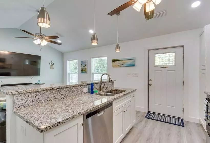 Gulf Breeze Home W/ Screened Porch: Near Beach!