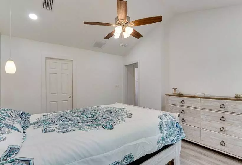 Gulf Breeze Home W/ Screened Porch: Near Beach!