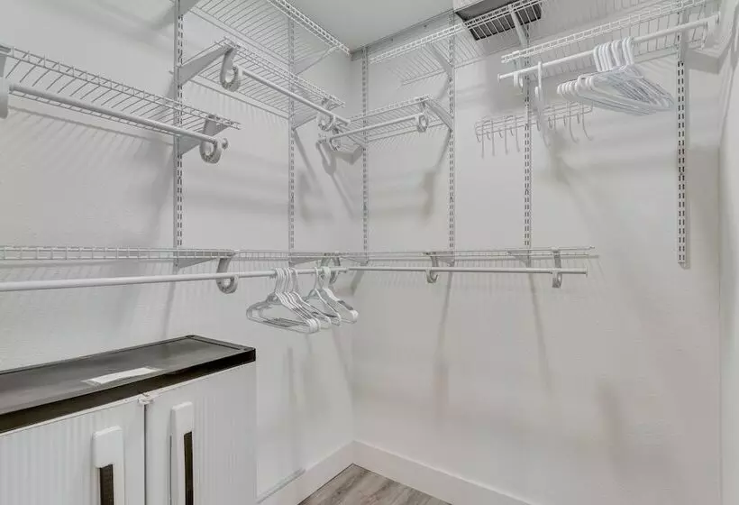 Gulf Breeze Home W/ Screened Porch: Near Beach!