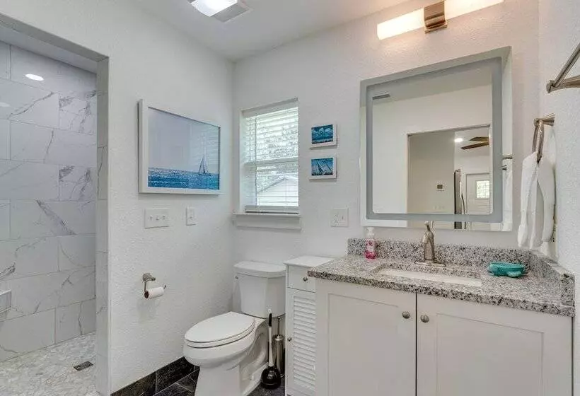 Gulf Breeze Home W/ Screened Porch: Near Beach!