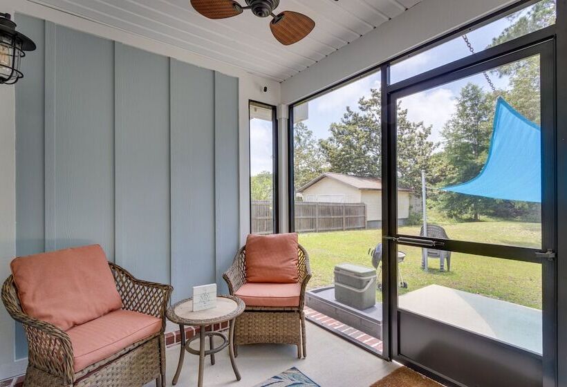 Gulf Breeze Home W/ Screened Porch: Near Beach!