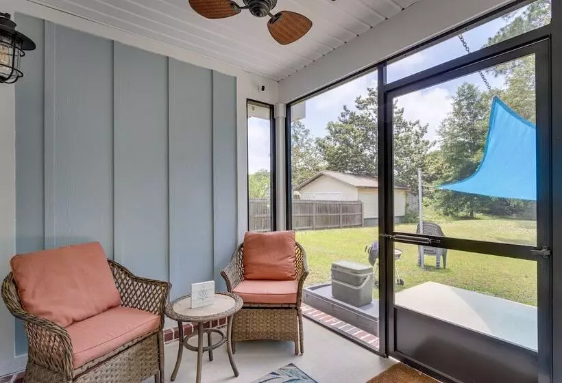 Gulf Breeze Home W/ Screened Porch: Near Beach!