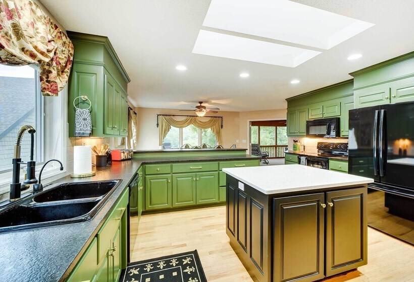 Home In Bella Vista W/ Deck & Lake Windsor Views!