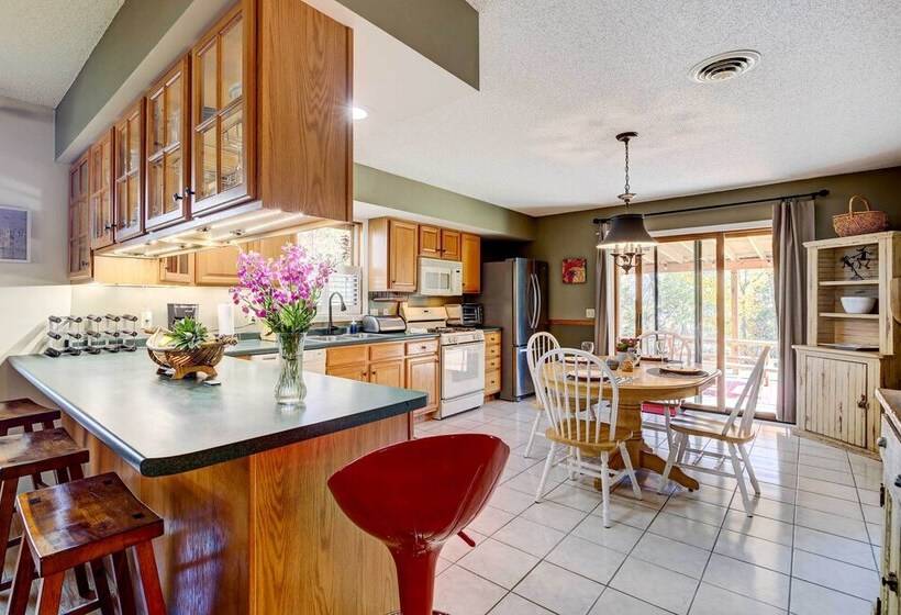 House Of Art  Group Escape By Parks & Lake!