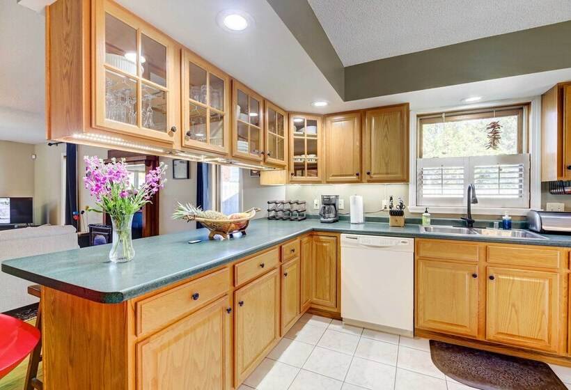 House Of Art  Group Escape By Parks & Lake!