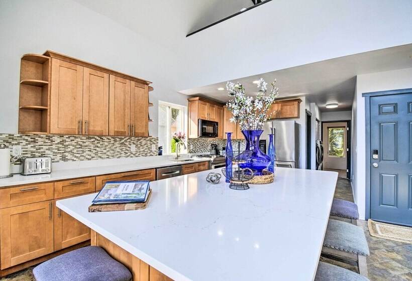 Inviting Lake Sutherland Home: Kayaks + View!