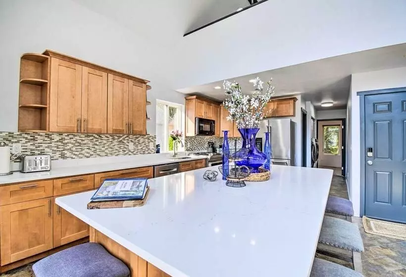 Inviting Lake Sutherland Home: Kayaks + View!