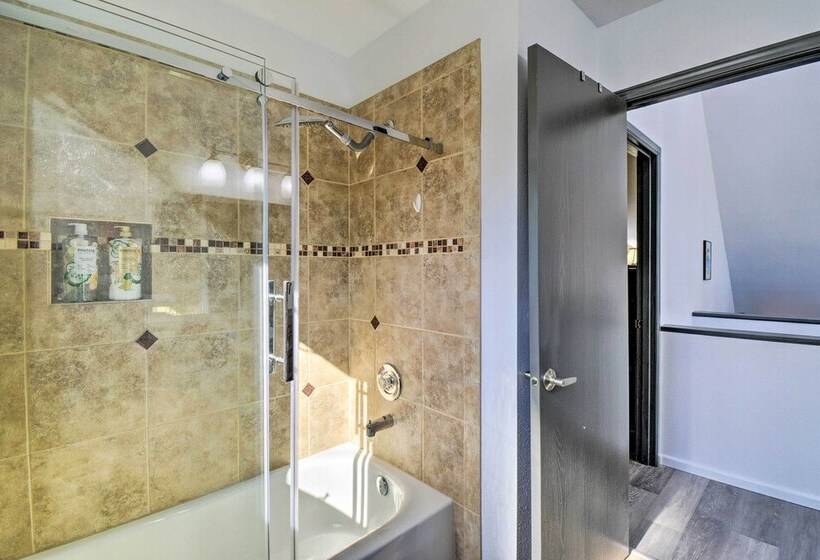 Inviting Lake Sutherland Home: Kayaks + View!