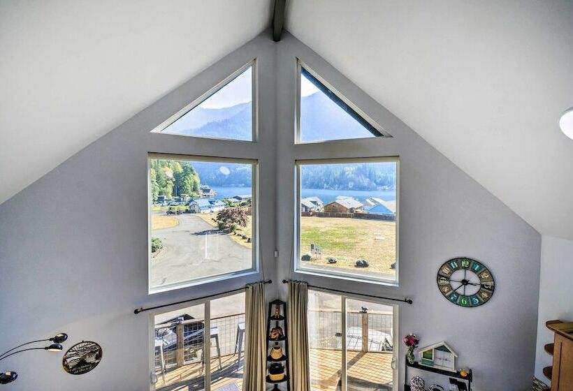 Inviting Lake Sutherland Home: Kayaks + View!
