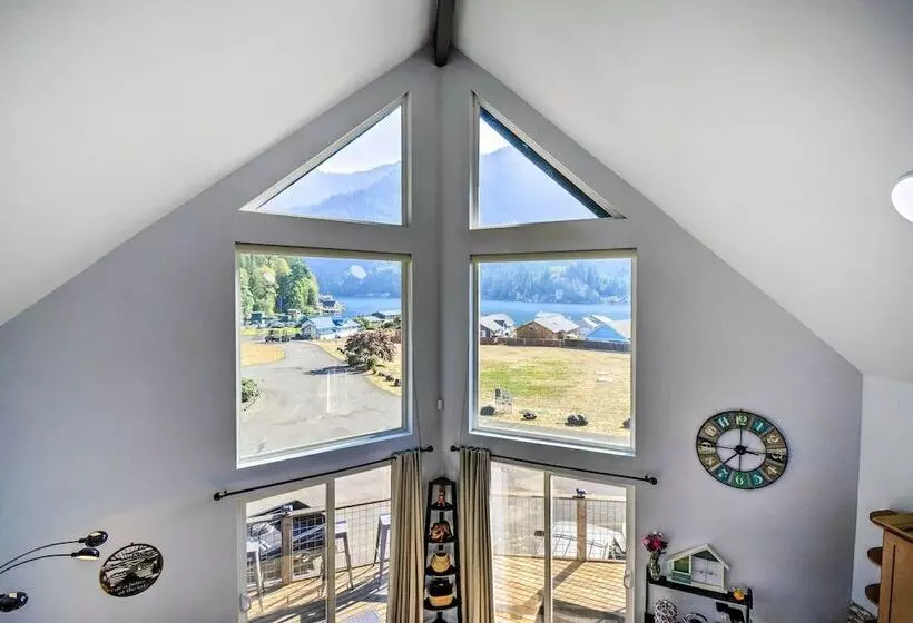 Inviting Lake Sutherland Home: Kayaks + View!