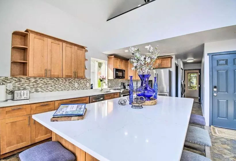 Inviting Lake Sutherland Home: Kayaks + View!