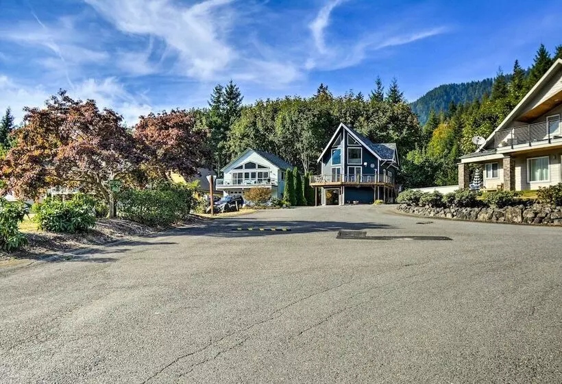 Inviting Lake Sutherland Home: Kayaks + View!