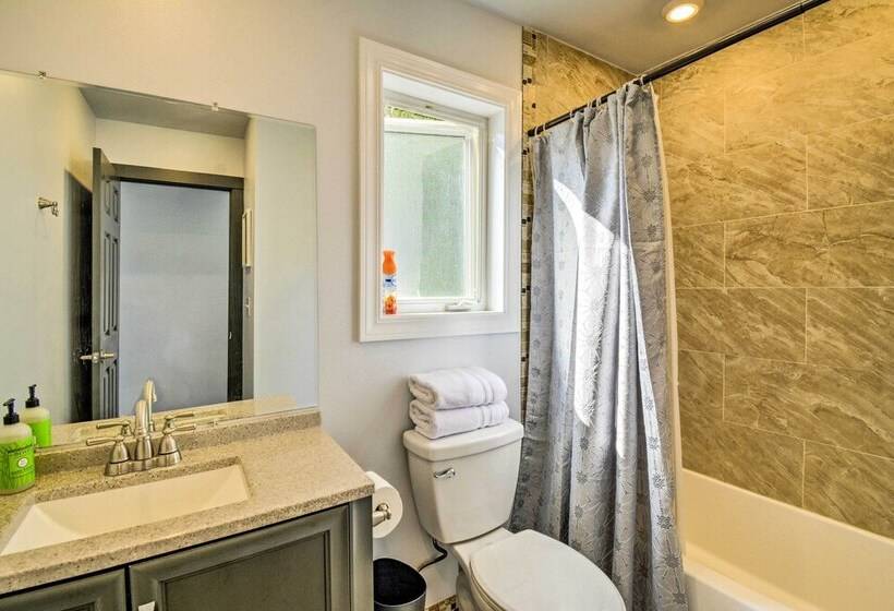 Inviting Lake Sutherland Home: Kayaks + View!