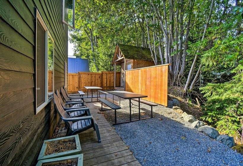 Inviting Lake Sutherland Home: Kayaks + View!