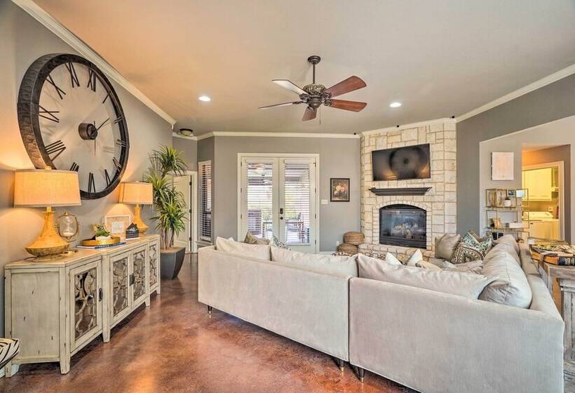 Luxe Midland Retreat W/ Patio, Grill & Yard!