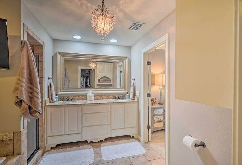 Luxe Midland Retreat W/ Patio, Grill & Yard!