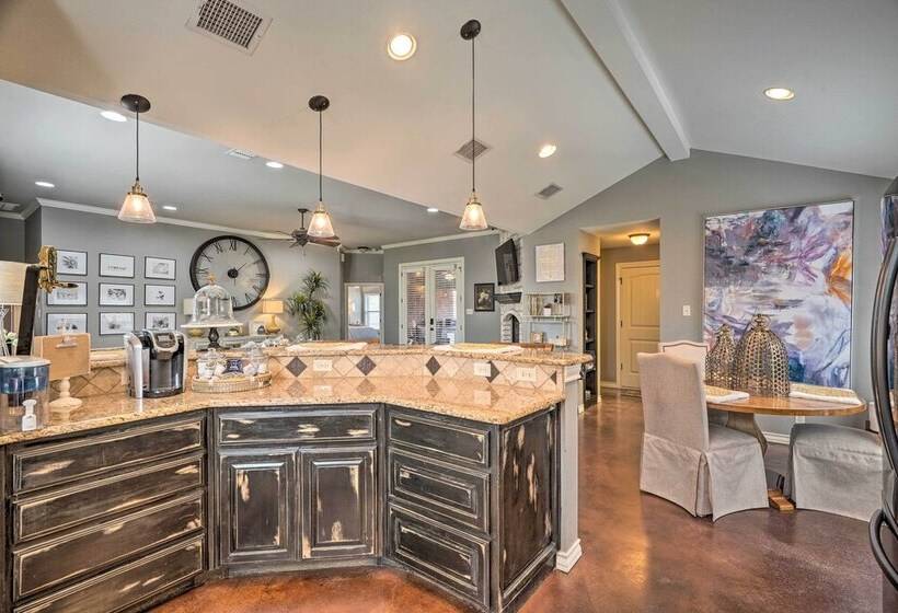 Luxe Midland Retreat W/ Patio, Grill & Yard!