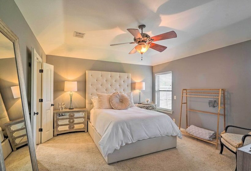 Luxe Midland Retreat W/ Patio, Grill & Yard!