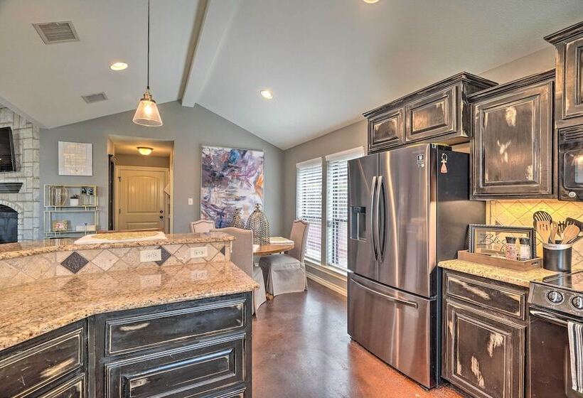 Luxe Midland Retreat W/ Patio, Grill & Yard!