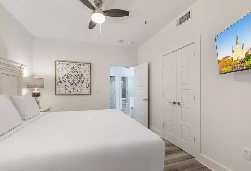 Luxury 4 Bedroom Condo Short Walk To Bourbon Street