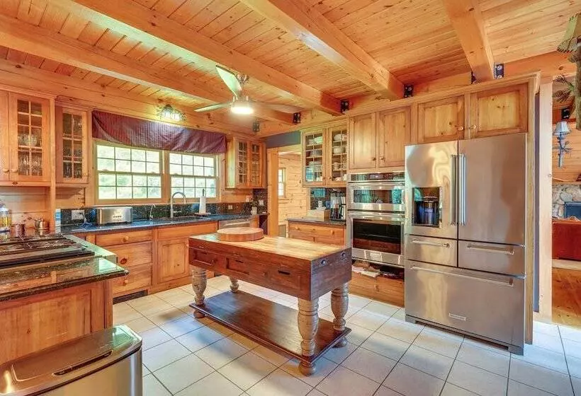 Luxury Log Cabin W/ Ev Charger & Mtn Views!