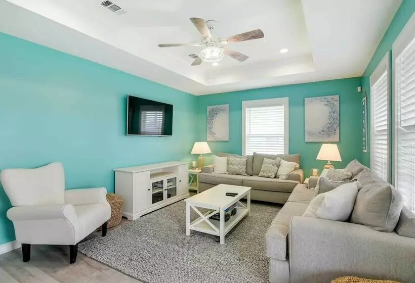 Walk To Shore: Home W/ Deck In Crystal Beach!