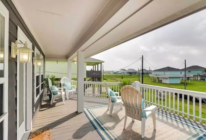 Walk To Shore: Home W/ Deck In Crystal Beach!
