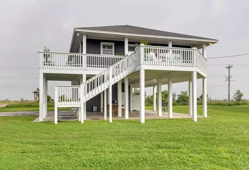 Walk To Shore: Home W/ Deck In Crystal Beach!