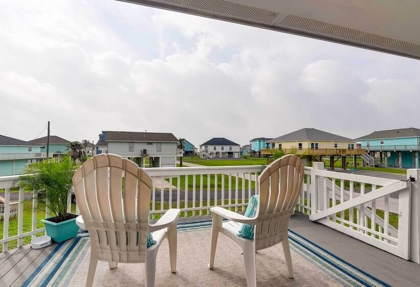 Walk To Shore: Home W/ Deck In Crystal Beach!