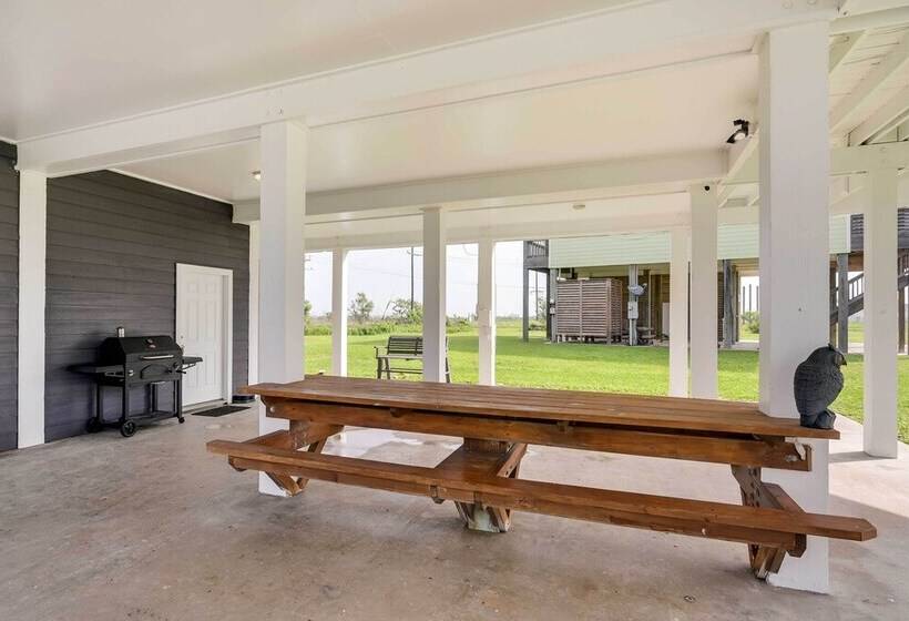 Walk To Shore: Home W/ Deck In Crystal Beach!