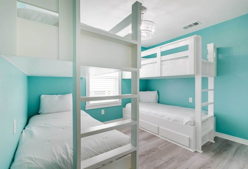 Walk To Shore: Home W/ Deck In Crystal Beach!