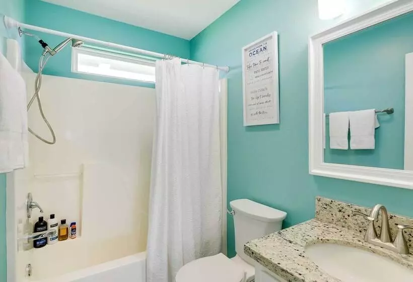 Walk To Shore: Home W/ Deck In Crystal Beach!