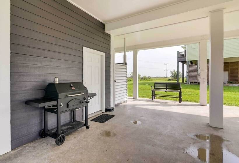 Walk To Shore: Home W/ Deck In Crystal Beach!