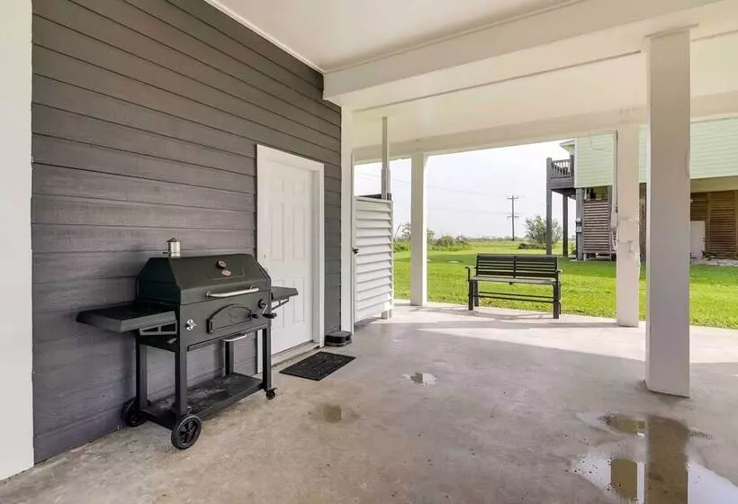 Walk To Shore: Home W/ Deck In Crystal Beach!