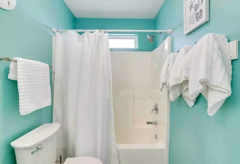 Walk To Shore: Home W/ Deck In Crystal Beach!