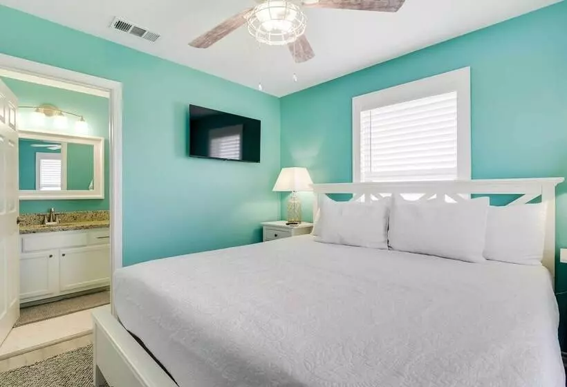 Walk To Shore: Home W/ Deck In Crystal Beach!