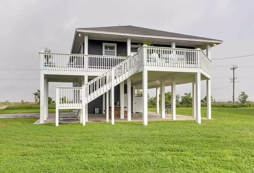 Walk To Shore: Home W/ Deck In Crystal Beach!