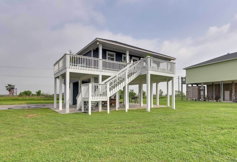 Walk To Shore: Home W/ Deck In Crystal Beach!