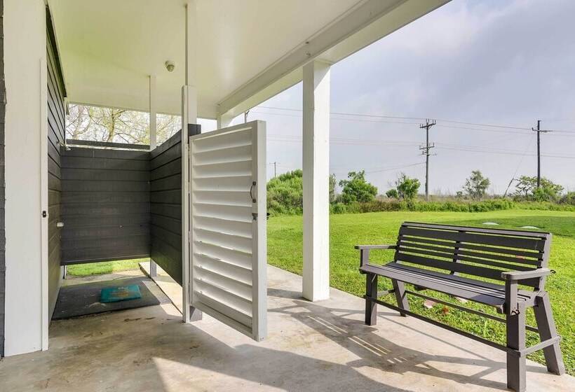 Walk To Shore: Home W/ Deck In Crystal Beach!