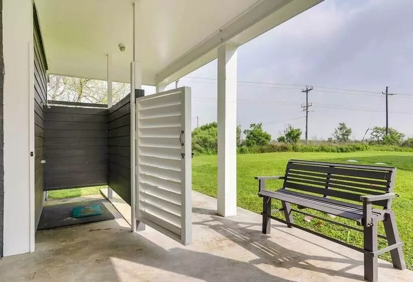 Walk To Shore: Home W/ Deck In Crystal Beach!