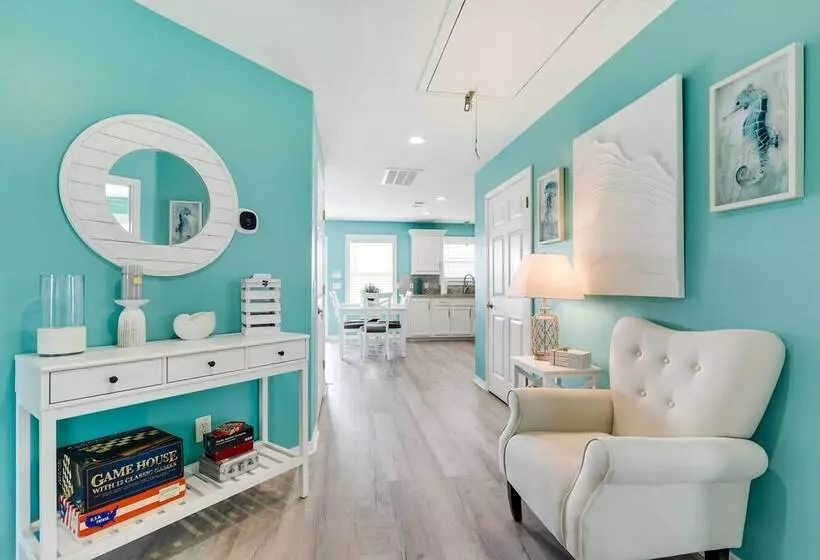 Walk To Shore: Home W/ Deck In Crystal Beach!