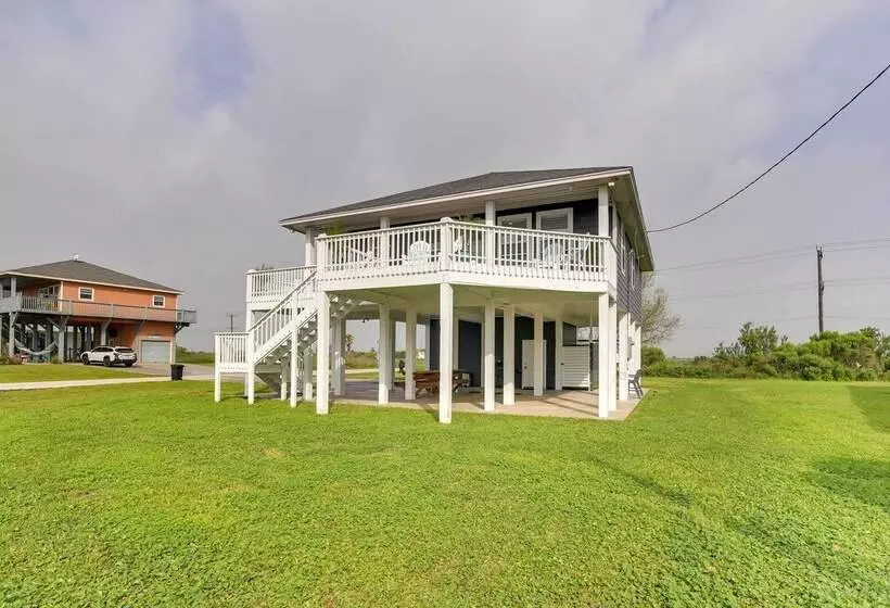 Walk To Shore: Home W/ Deck In Crystal Beach!
