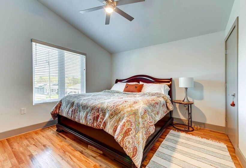 Modern Home With Yard 3 Mi To Uptown Charlotte!