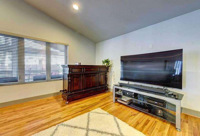 Modern Home With Yard 3 Mi To Uptown Charlotte!